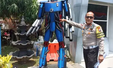 Knalpot Brong Sitaan Dijadikan Patung Robot Transformers