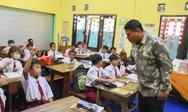 Kunjungi SDN Kampung Dalem 6, Wali Kota Kediri Pastikan Lima Hari Sekolah Berjalan Baik