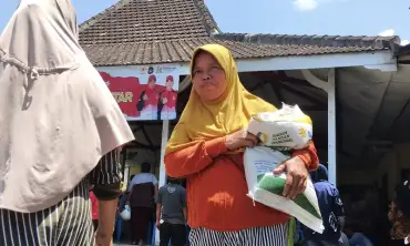 Ratusan Keluarga Penerima Manfaat di Kabupaten Blitar Antre Bantuan Beras 10 Kilogram
