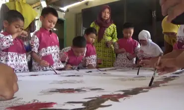 Peringati Hari Batik, Puluhan Siswa TK di Jombang Belajar Membatik