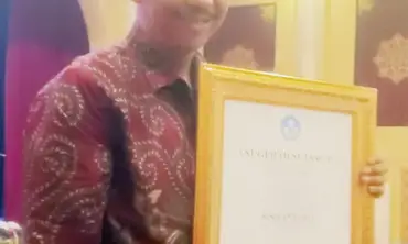 Kepala SMP Negeri 3 Kras, Terima Penghargaan Sastra Anugrah Sutasoma, Sebagai Pengajar Bahasa dan Sastra Daerah Terbaik
