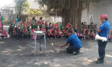 Puluhan Siswa TK Perwanida Kabupaten Kediri Kunjungi Kantor Pemadam Kebakaran, Dapat Pelajaran Berharga