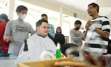 Bupati Kediri Jajal Potong Rambut di Barberman yang Baru Dapat Pelatihan