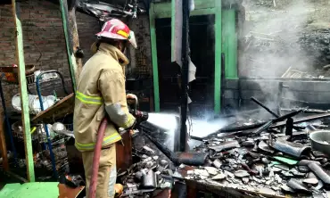 Lupa Matikan Kompor Tungku Saat Masak Air, Rumah di Trenggalek Terbakar