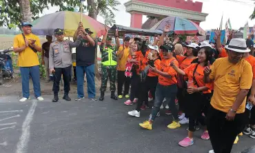 Jalan Santai Sambut Hari Pahlawan Kecamatan Ringinrejo Diikuti Ribuan Peserta