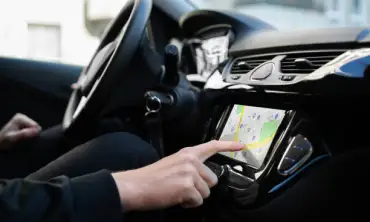 11 Cara Merawat Sistem Navigasi dan Hiburan pada Mobil, Tingkatkan Pengalaman Berkendara yang Lebih Baik