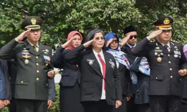 Upacara dan Ziarah Tabur Bunga Peringati Hari Pahlawan ke-78, Pj Wali Kota Kediri Ajak Teladani Karakter Pejuang