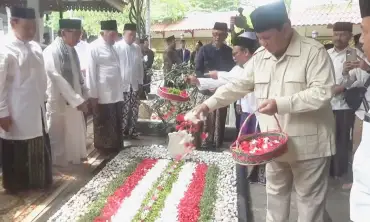 Ziarah ke Makam Tokoh Pesantren di Jombang, Prabowo Bertemu dengan Para Kiai