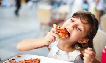 Mengapa Anak-Anak dan Remaja Rentan Konsumsi Junk Food? Ternyata Ini 8 Faktor yang Perlu Orang Tua Waspadai
