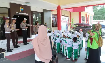 Kunjungi Polres Blitar, Puluhan Siswa TK Al Hidayah Talun Belajar Tentang Keamanan