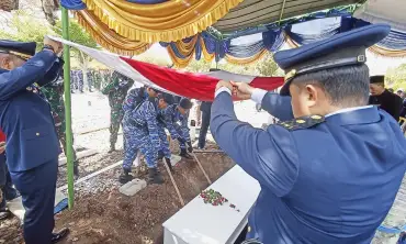 Isak Tangis Iringi Pemakaman Yuda Anggara, Korban Jatuhnya Pesawat di Pasuruan