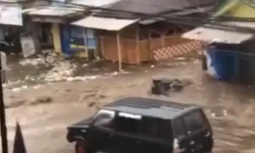 Saluran Air Tersumbat Pujon Dilanda Banjir, Satu Pengguna Jalan Terseret Arus