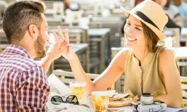 Treat Her Like Queen! Ini 10 Cara Membuat Wanita Bahagia dan Puas dalam Menjalani Hubungan dengan Anda