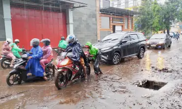 Banjir Disertai Lumpur di Jalan Raya Dieng Desa Bumiaji, Akses Jalan Alternatif Batu- Malang Terganggu