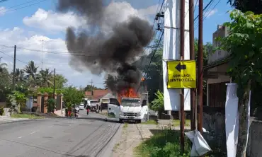 Dua Unit AC Denso Terbakar di Jalan Raya Selopuro Blitar, Kerugian Capai Rp 400 Juta