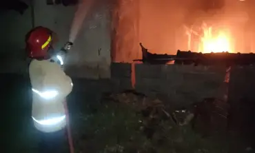 Korsleting Listrik, Rumah Pedagang Bakso Kediri Terbakar 