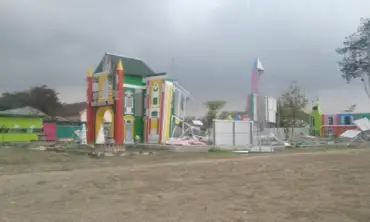 Dampak Bencana Hidrometeorologi Meluas, 2 Rumah Tertimpa Pohon Tumbang, 1 Gedung Tempat Wisata Roboh di Tulungagung