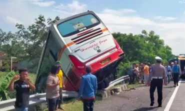 Bus Harapan Jaya Dengan Sebanyak 12 Penumpang Kecelakaan di Tol Surabaya – Mojokerto, Ini Diduga Penyebabnya