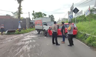 Mobil Boks  Adu Banteng Lawan Minibus di Tulungagung, Bayi 21 Hari Luka Ringan