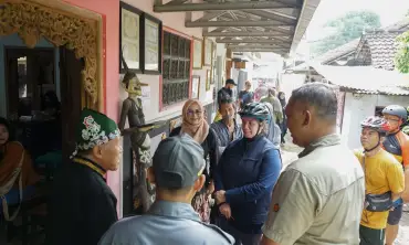 Bersepeda Kunjungi TPS Unik, Pj Wali Kota Kediri: Semua Warga Semangat