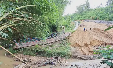 Jembatan Alternatif Putus, Warga Desa Dawuhan Kabupaten Blitar Memutar Sejauh Lima Kilometer