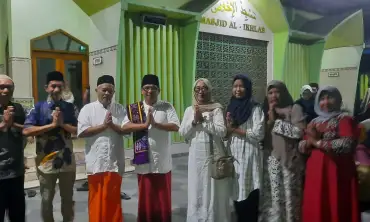 "Momentum Kebersamaan: Shalat Tarawih dan Berbagi Takjil di Dinas Pendidikan Kabupaten Kediri"