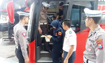 Cek Puluhan Bus Lebaran, Kepala Terminal Tipe A Patria Blitar Pelototi Kelayakan Unit