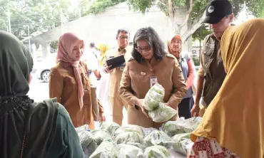 Pastikan Keteraksesan Bahan Makanan, PJ Wali Kota Kediri Tinjau Gerakan Pangan Murah Serentak Nasional