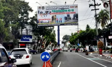 Reklame Melintang Jalan Dilarang, Salahi Aturan Dibongkar, Ini Penjelasan Kepala DPMPTSP Kota Blitar