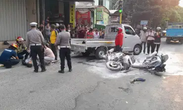 Dua Motor Terbakar usai Laka Lantas di Jalan Mauni Kediri