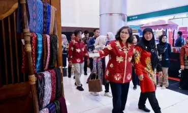Produk Unggulan Kota Kediri Ikuti Batik, Bordir dan Aksesoris Fair 2024, Pj Wali Kota Kediri Zanariah Ajak Masyarakat Un