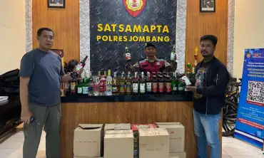 Operasi Cipta Kondisi, Satsamapta Polres Jombang Gerebek Rumah Warga Genukwatu, Amankan Ratusan Botol Miras