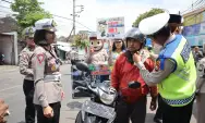 Operasi Keselamatan Semeru 2023, Polreds Malang Berbagi Helm Gratis