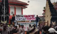 Diguyur Hujan Deras, Mahasiswa PSDKU UB Tetap Demo