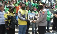 Polres Kediri Kota Bagikan Paket Sembako kepada Pengemudi Ojol