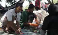Relawan Bersihkan Sampah di Pesisir Selatan Tulungagung