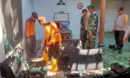 Polisi RW Bersinergi Padamkan Kebakaran Rumah di Ngawi