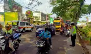 Jalan Ir Sukarno Kota Batu Macet, Evakuasi Mobil Mewah Terjun ke Sungai