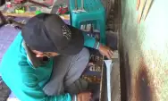 Momen Suroan, Jasa Cuci Keris di Pasar Desa Mojotrisno Jombang Ramai Didatangi Pelanggan