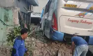 Bus Sugeng Rahayu Seruduk Dua Bangunan di Jalan Arteri Jombang