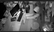 Maling Rokok dan Uang di Blitar Terekam CCTV