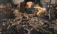 Bersihkan Material Banjir, BPBD Kota Batu Turunkan Alat Berat