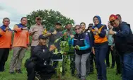 Berangkat Gunakan Sepeda, Pj Wali Kota Kediri Tanam Pohon di Gunung Klotok